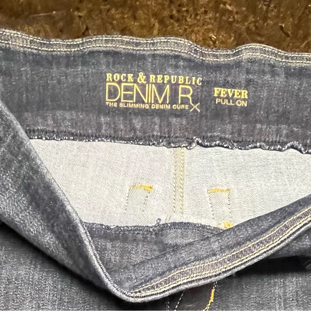 Rock & Republic Fever Slimming Bermuda Denim Shorts Stretchy, 16 - Picture 5 of 9